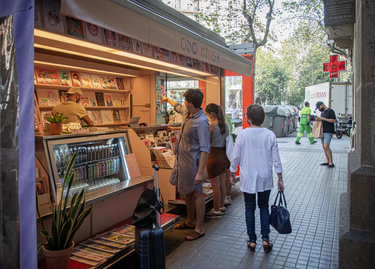 Barcelona 15/09/2020 Sociedad.  Odd Kiosk  quiosco lgtbiOddKiosk, c/Valencia 222 (esquina con Enrique Granados). Es un nuevo quisco queer. Clientes de diversas edades se acercan curiosos a este nuevo concepto de quisco.AUTOR: MANU MITRU