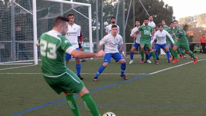 Un momento del derbi disputado entre Unión Dena y Amanecer. // Noé Parga