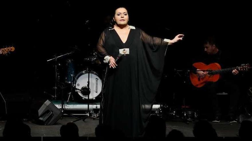 Falete rinde homenaje a Rocío Jurado en el Teatro Ramos Carrión