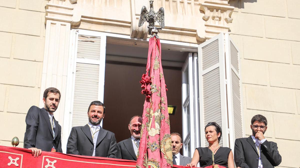 Los portavoces de los grupos municipales en el balcón del Palacio del Marqués de Arneva el día del Pájaro Oriol de 2019/ FOTO TONY SEVILLA.