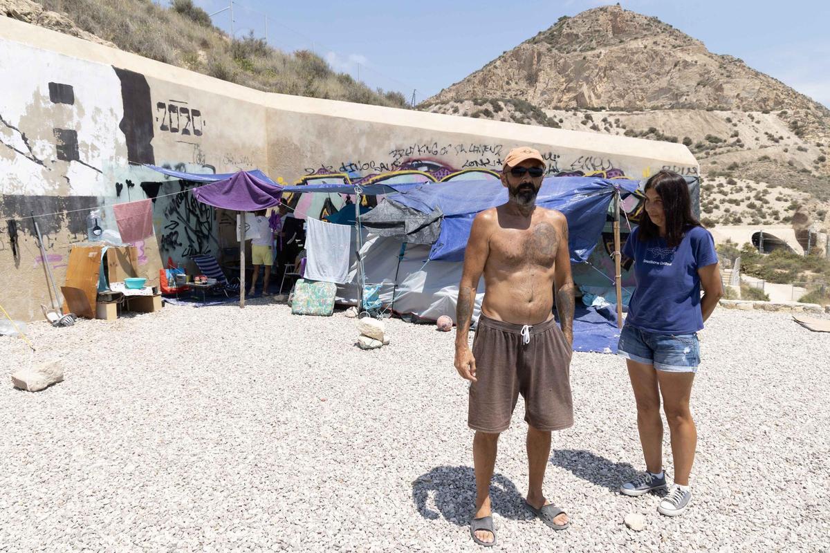 La ONU urge a España una vivienda social para un matrimonio y sus dos hijos que viven en una tienda de campaña en Alicante