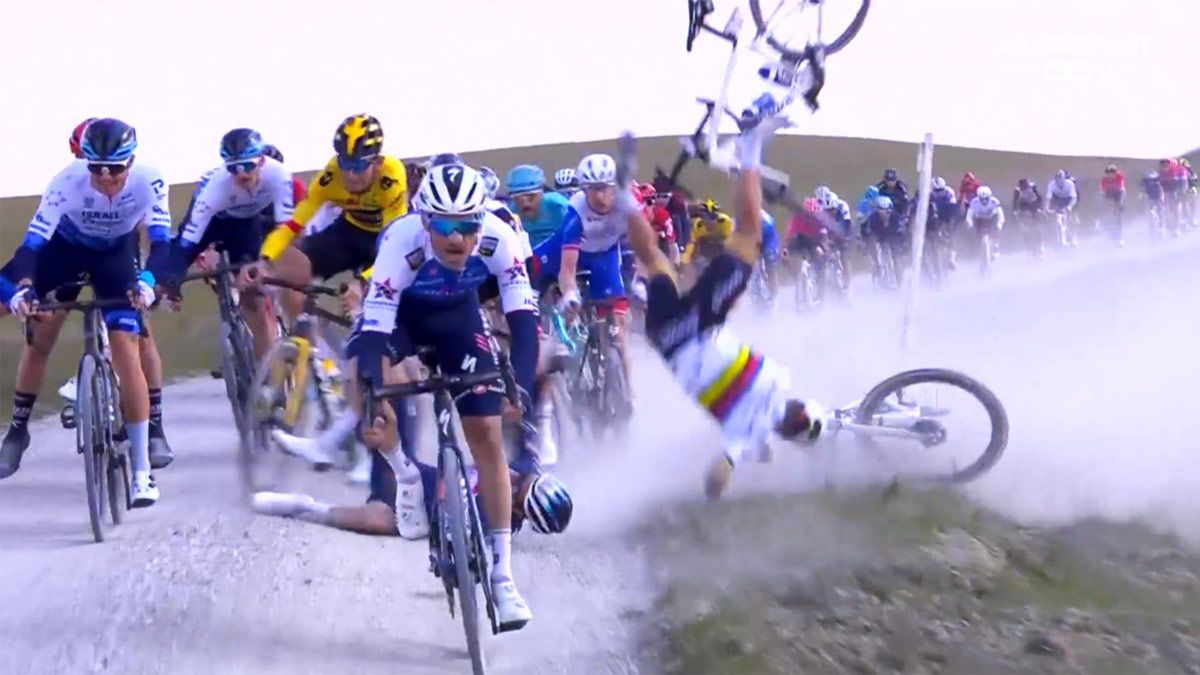 Captura del momento de la caída de Alaphilippe