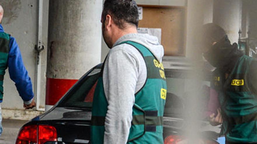 Tres agentes de la Guardia Civil durante el registro de la sede de Fitonovo en Montaña Blanca, Arucas.