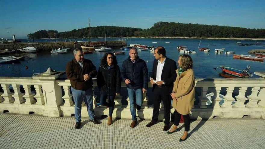 Luis Aragunde, Elena Suárez, Alfonso Gallego, Ángel Moldes y Salomé Peña en Carril, con Cortegada de fondo. // Iñaki Abella