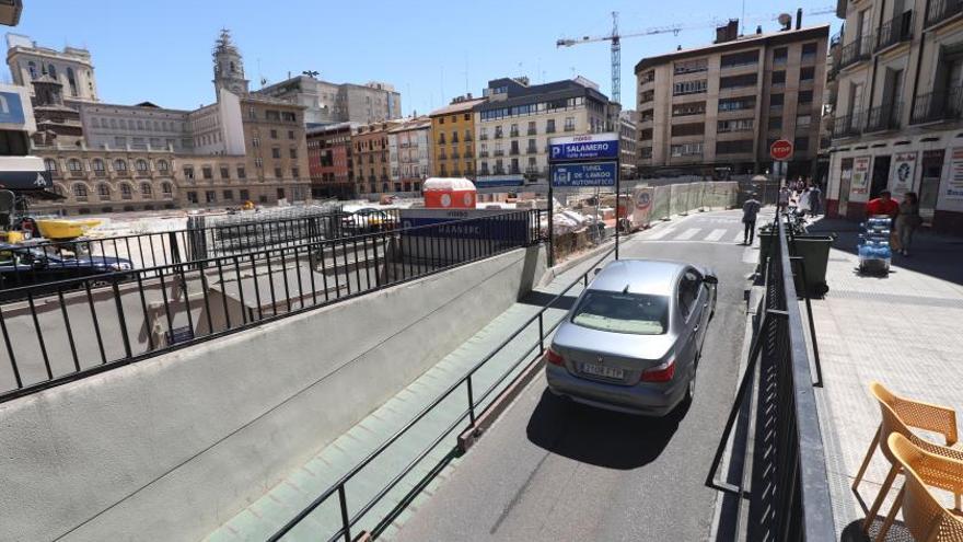 Rampa de salida del párking de César Augusto hacia la calle Azoque.  | ÁNGEL DE CASTRO