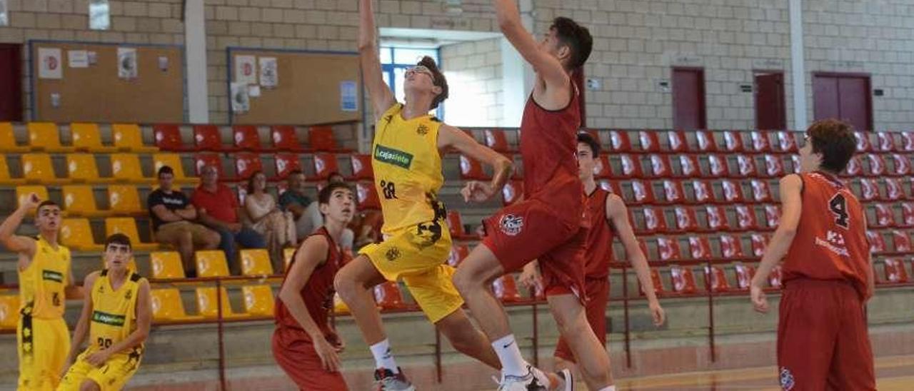 Un momento de la final disputada entre Cajasiete Canarias y Baloncesto Torrelodones. // Noé Parga