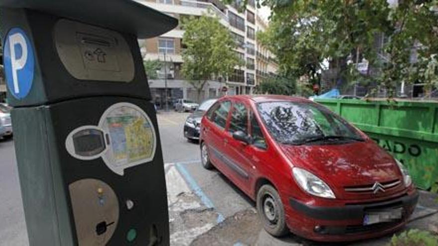 Un parquímetro de la zona azul en una calle de la ciudad.