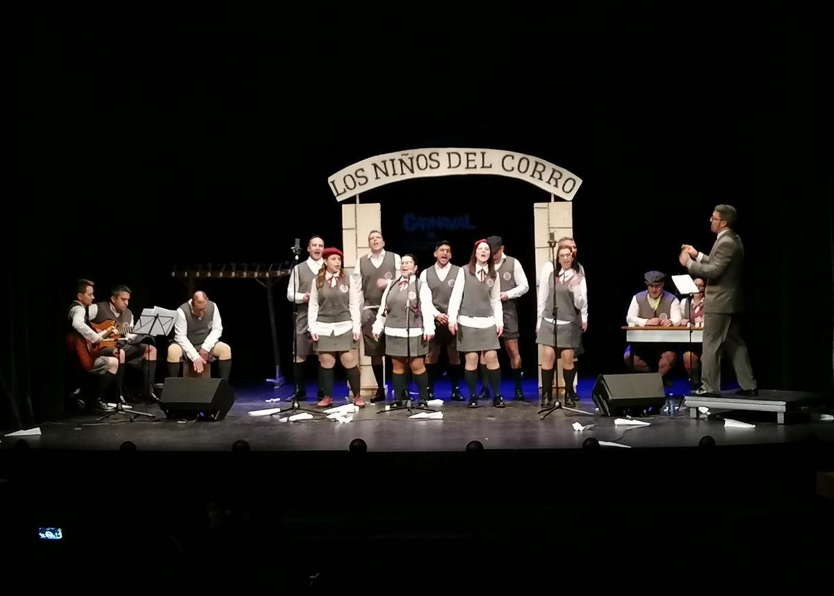 Los integrantes del grupo, en su primera actuación en el Teatro.