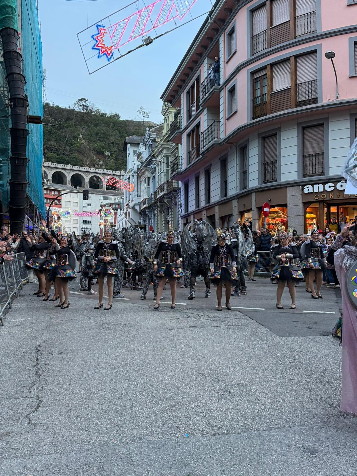 Luarca se llena de monumentos en un carnaval de récord