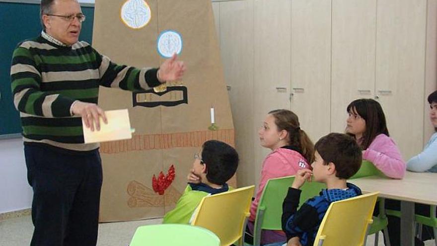 Un profesor imparte clase a sus alumnos.