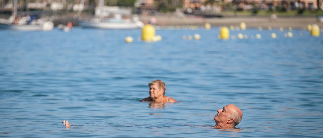 Dos turistas se bañan en una playa de Los Cristianos, al sur de Tenerife.