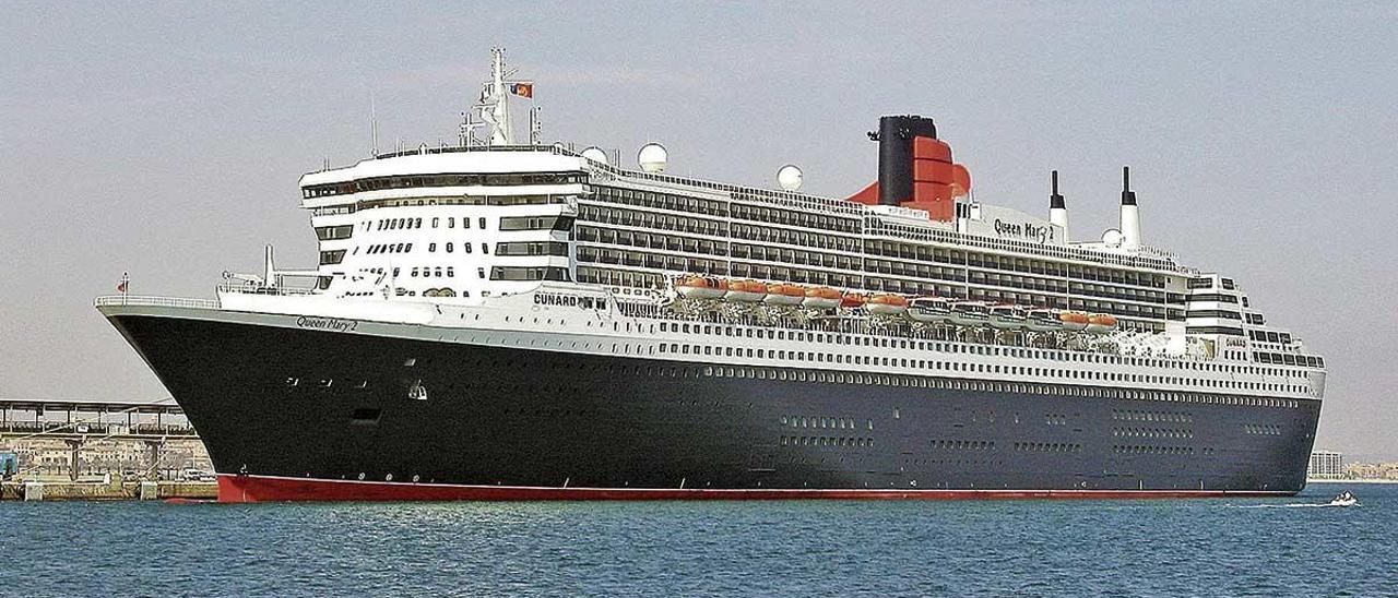 El &#039;Queen Mary 2&#039;, atracado en el muelle de Poniente Sur en su primera escala en 2004.