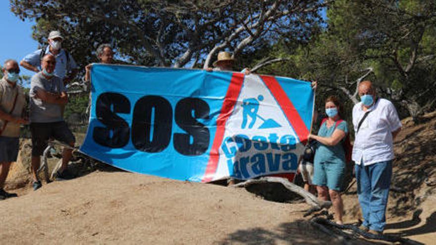 Les entitats ecologistes amb una pancarta de SOS Costa Brava