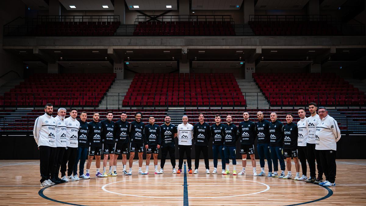 El Illes Balears Palma Futsal posa en el Komandu Sporta Spēļu Halle de Riga.