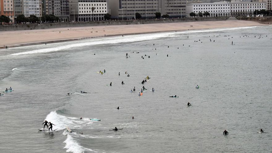 El oleaje en el Orzán anima a los surfistas de A Coruña a subirse a las tablas