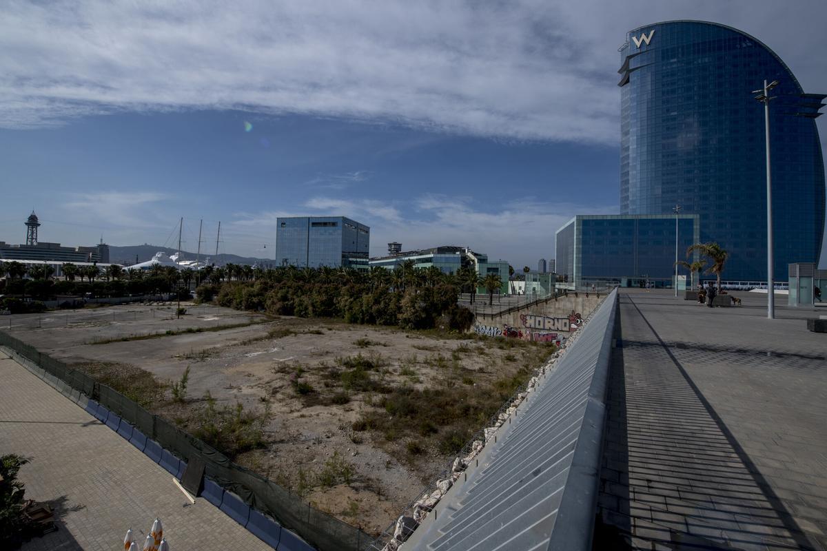 Barcelona. 26.05.2021. Barcelona. Solar propiedad del Port de Barcelona junto al hotel Vela donde se prevé edificar el museo Hermitage ante la oposición del Ajuntament de Ada Colau. Fotografía de Jordi Cotrina