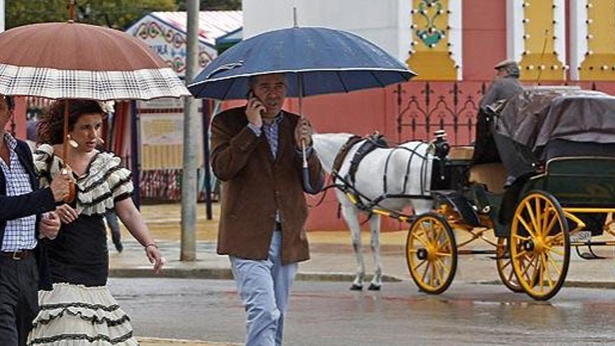 La lluvia caía ayer en Sevilla.