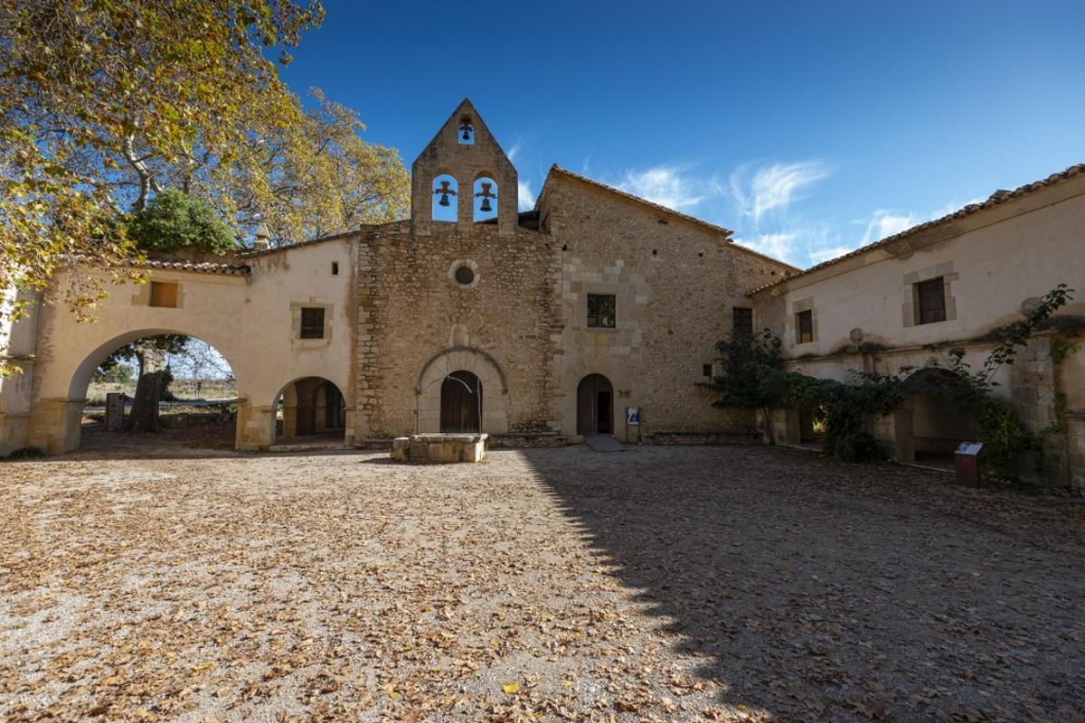 En Albocàsser, portal del Maestrat, encontramos, antes de llegar al núcleo urbano, el ermitorio y la hospedería de Sant Pau.