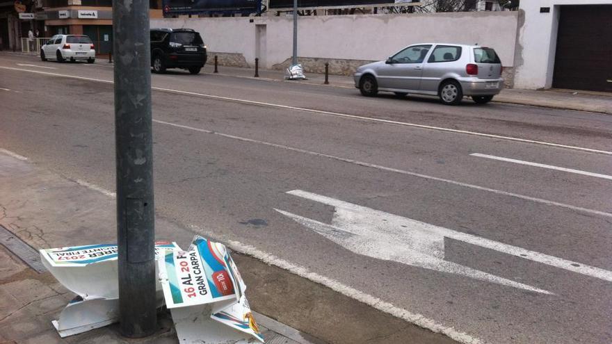 Els cartells estan per terra, a l&#039;Avinguda Salvador Dalí.