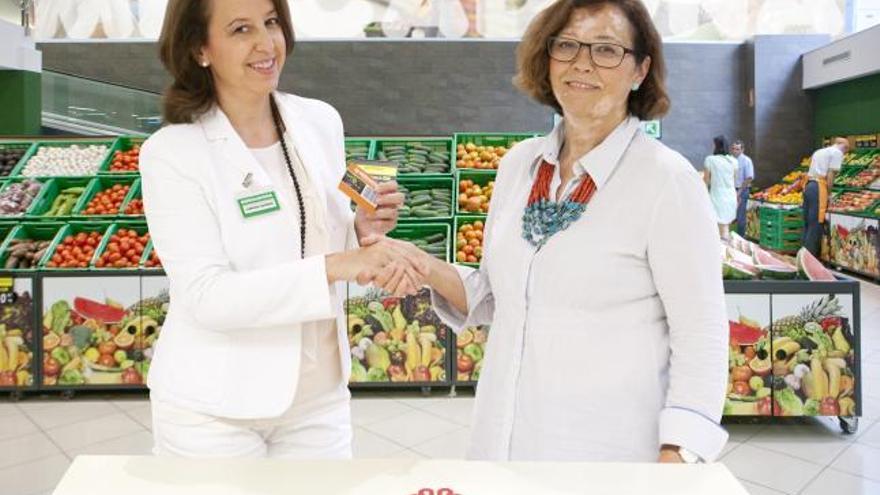La directora de Cáritas, María de la Concepción Guillén, recibe de la directora de Relaciones Externas de Mercadona, Amparo Bondía, la tarjeta.