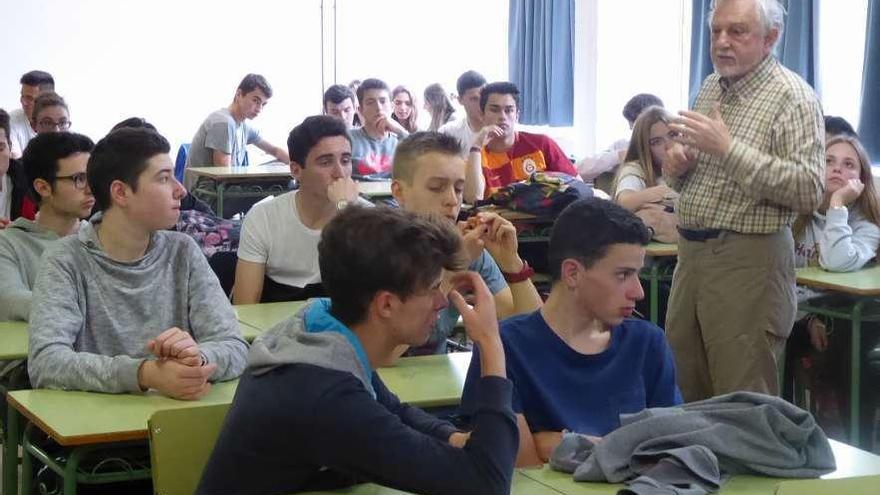 Javier Cacho, durante su charla en el Instituto Víctor García de la Concha de Villaviciosa.