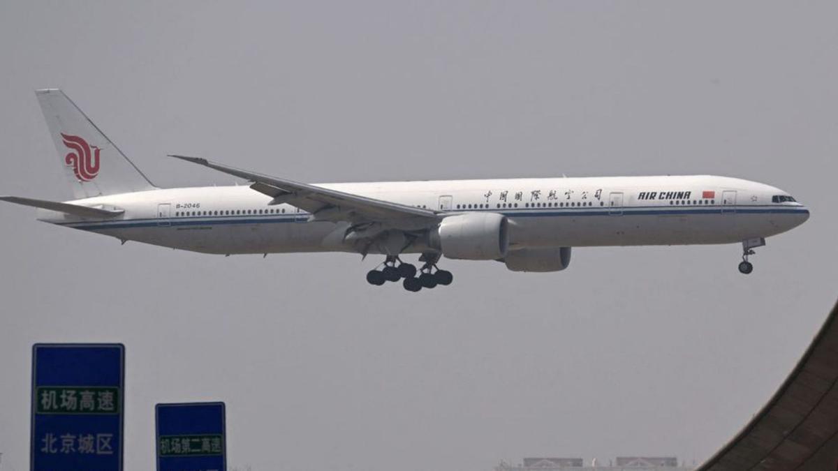 Un avión aterriza en China.