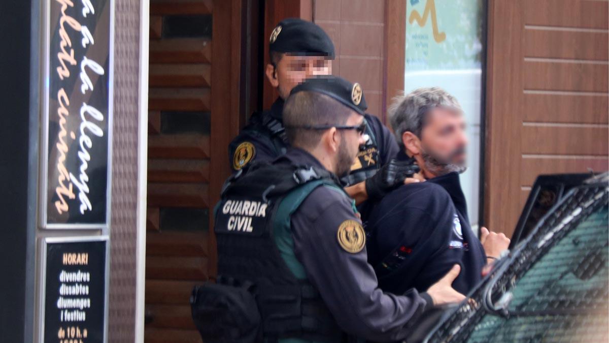 Momento de la detención de un miembro de los CDR en Sabadell