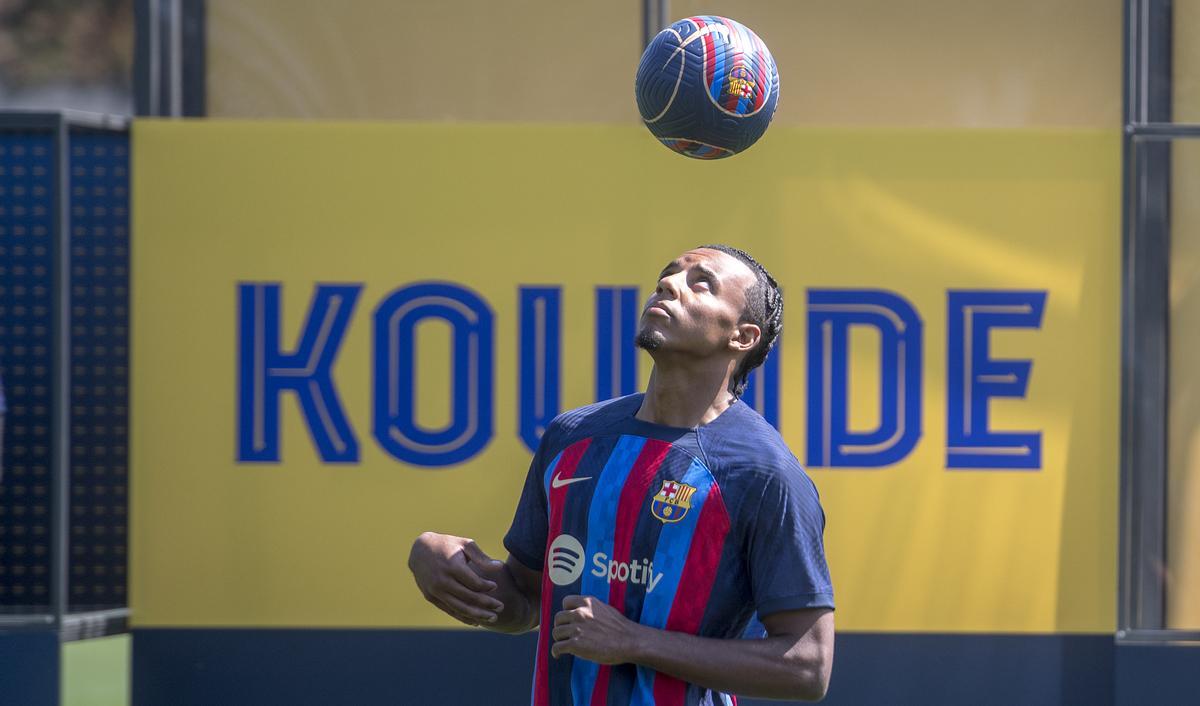 Jules Kounde con la camiseta azulgrana durante su presentación como nuevo jugador del Barça.  