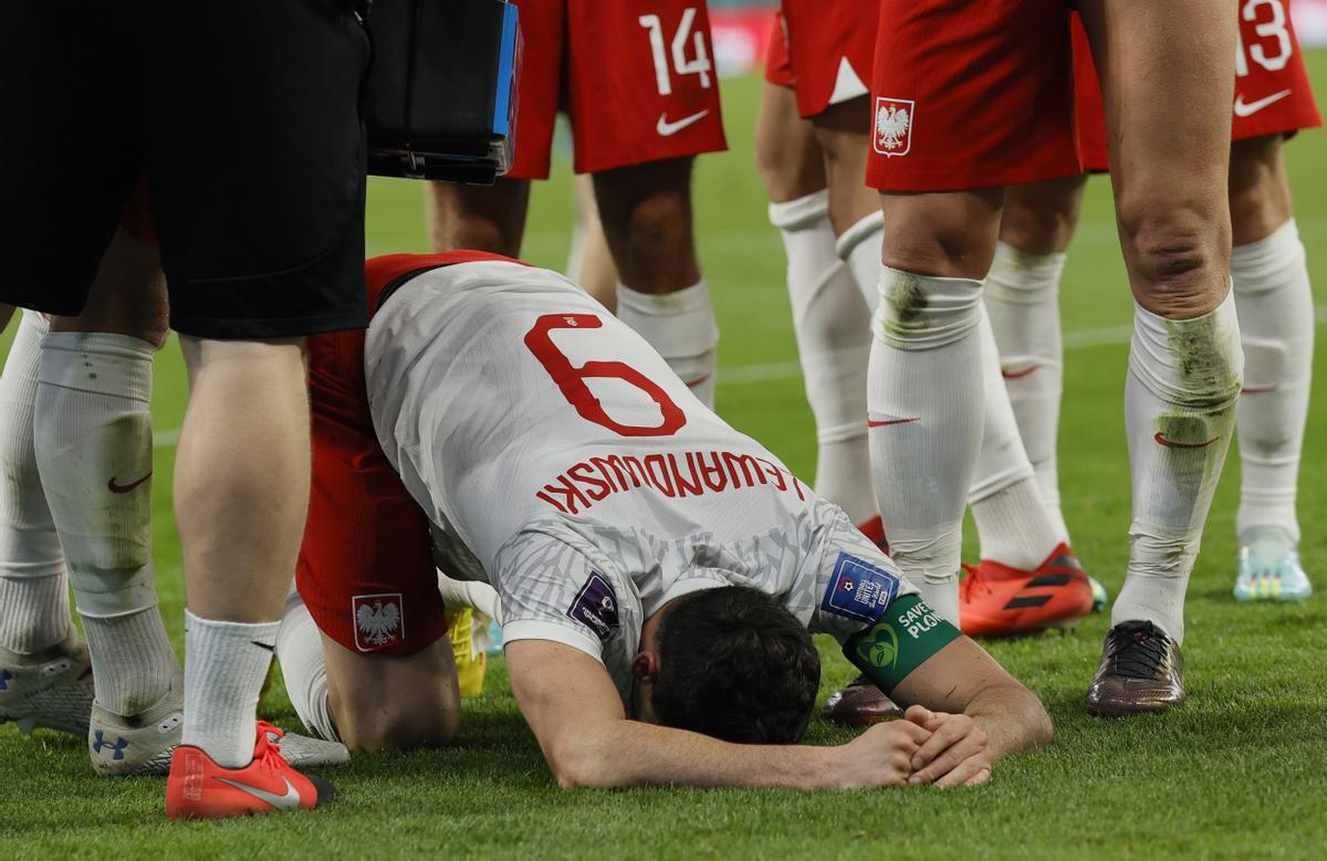 Robert Lewandowski de Polonia celebra el 2-0 durante el partido de fútbol entre Polonia y Arabia Saudí en Estadio de Ciudad de la Educación en Doha.