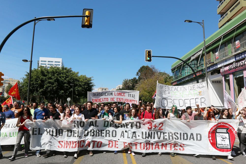 En la segunda de las dos jornadas de huelga, los jóvenes de la capital protagonizan una marcha hasta el Rectorado