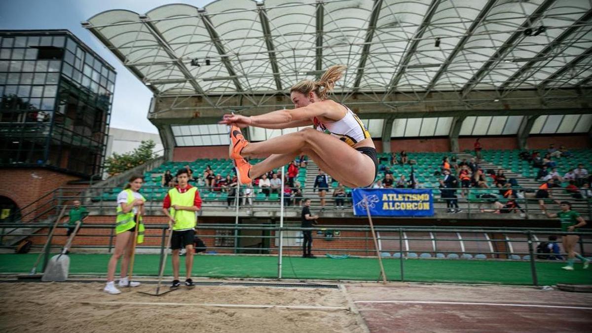 Andreea Sabou, en el salto de longitud.