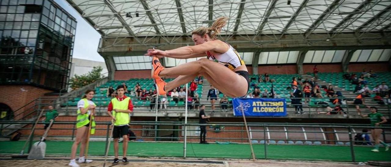 Andreea Sabou, en el salto de longitud.