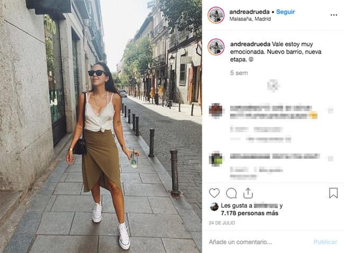 El look de Andrea Rueda con Converse con plataforma blancas