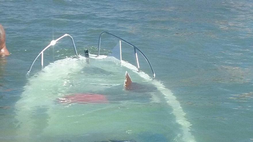 Un barco se hunde en la playa de la Almadrava en Dénia