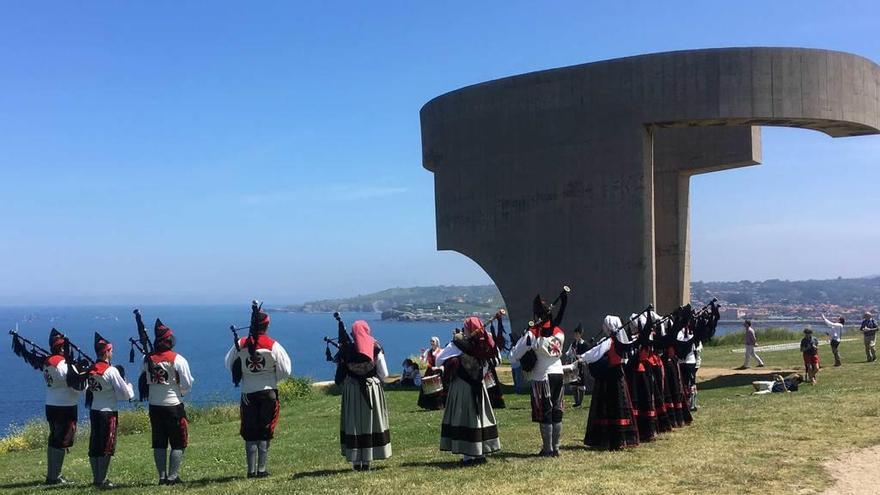 La Banda de Gaitas &quot;Noega&quot;, en el Cerro Santa Catalina.