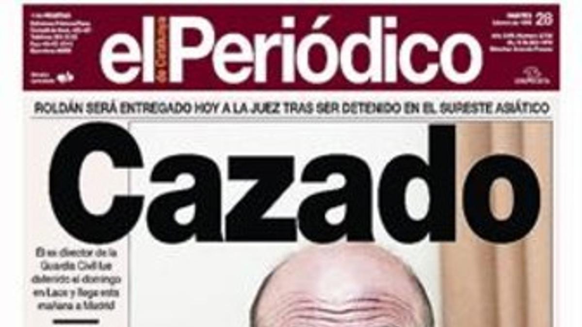 cazado Luis Roldán es conducido por dos agentes de policía a la sala del juicio, el 20 de febrero de 1997. Abajo, la portada de 'EL PERIÓDICO' del 28 de febrero de 1995.