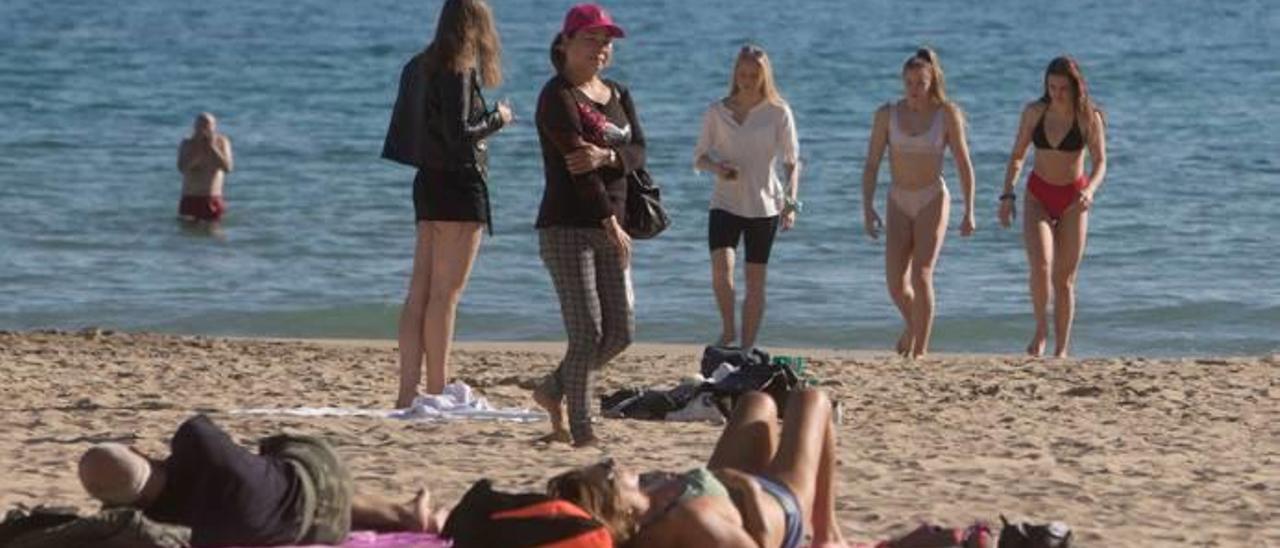 La entrada de aire tropical marítimo elevó ayer las temperaturas máximas en la costa hasta los 24 grados. En la imagen, Alicante, donde ayer fue un día de playa. RAFA ARJONES