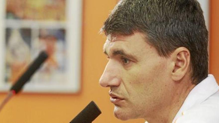 Perasovic en rueda de prensa