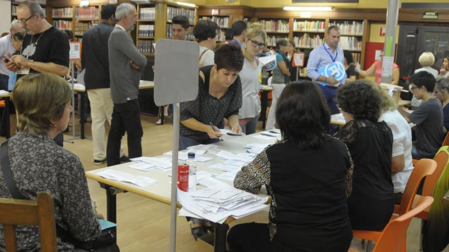 Ciutadans fent cua per votar a l&#039;IES Lluís de Peguera, el 27 de setembre del 2015.
