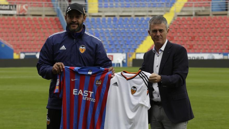 Nuno y Alcaraz con las camisetas de los equipos rivales. Foto: J. Aleixandre