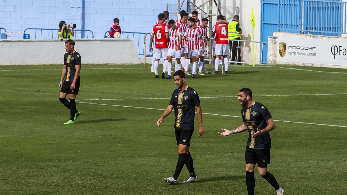 Los jugadores del Intercity tratan de animarse después de encajar un gol en el Antonio Solana.