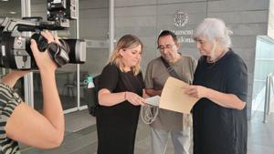 Los concejales de Guanyem Badalona Nora San Sebastián y Toni Flores junto a la exalcaldesa de Badalona Dolors Sabater, tras iniciar las acciones legales para la reapertura de Can Casacuberta.