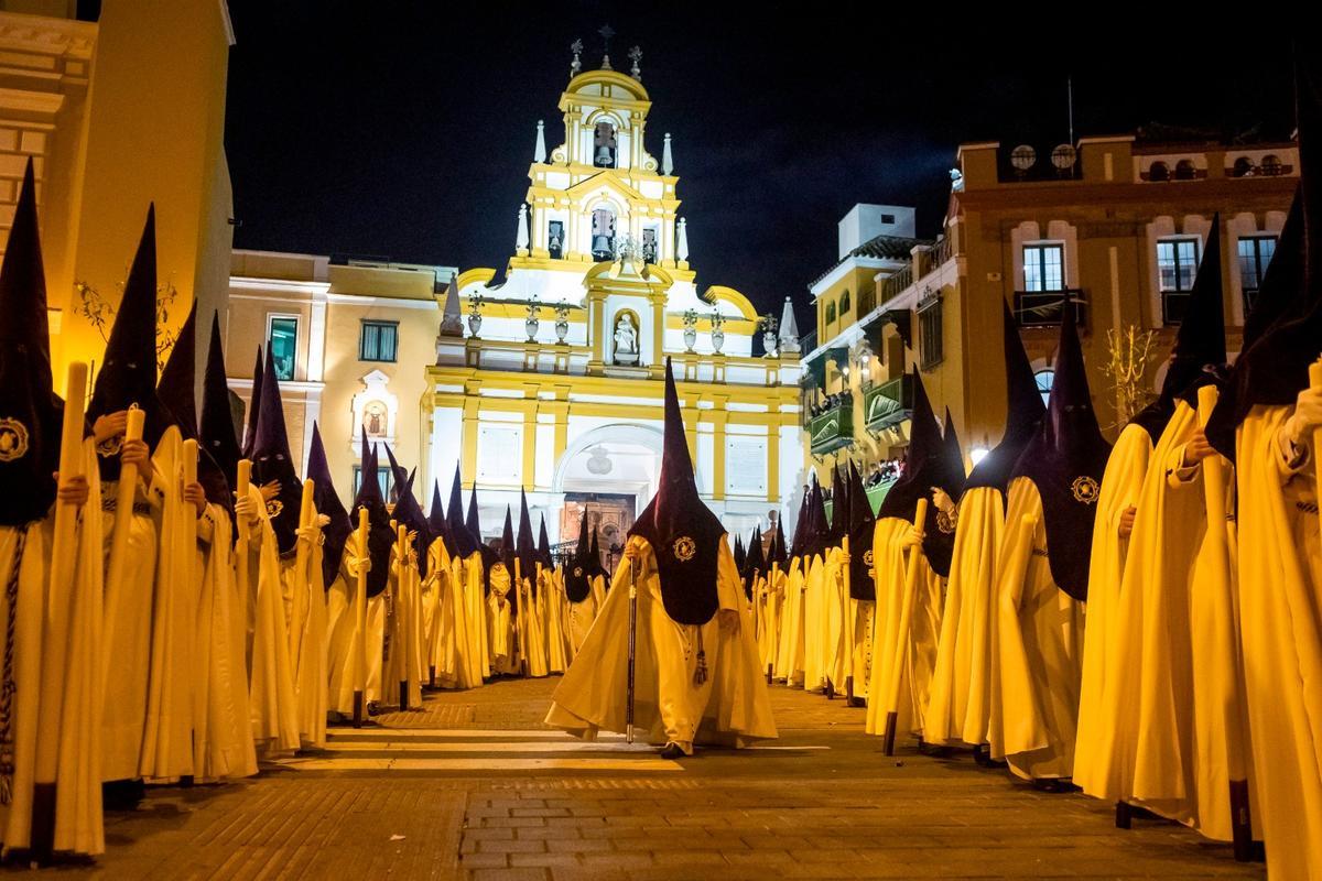 Nazarenos de la Macarena a su salida de la basílica.