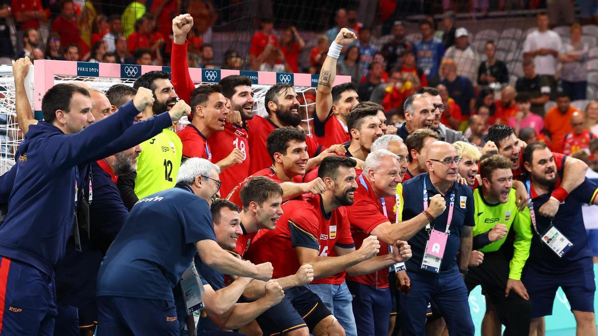 Los jugadores y miembros del equipo español de balonmano posan para celebrar la medalla de bronce