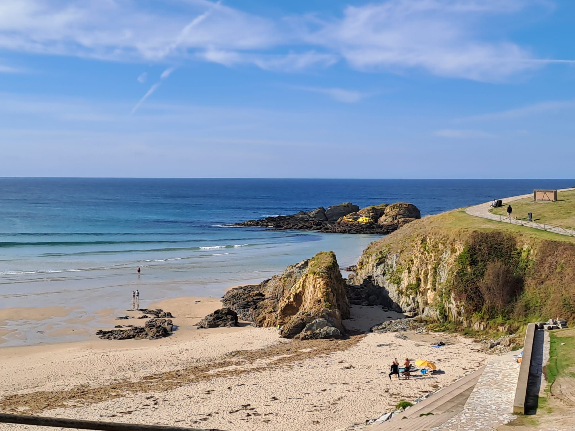 En imágenes: El helicóptero del 112 rescata a un hombre en la playa de Tapia