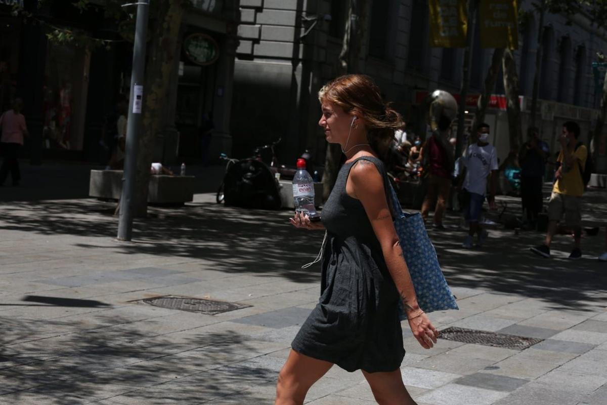 El agua, uno de los remedios para sofocar el calor. En la foto, escena urbana en Barcelona.