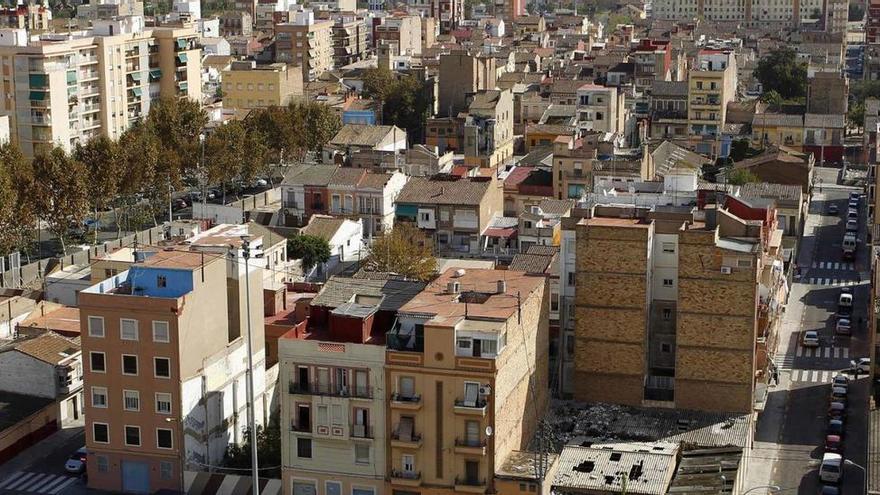 Valencia | Jóvenes y españoles copan la subasta de 17 casas y solares en el  Cabanyal