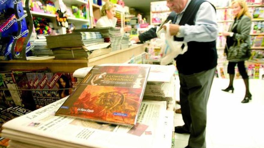 Fascículos de la promoción en un quiosco en Avilés.