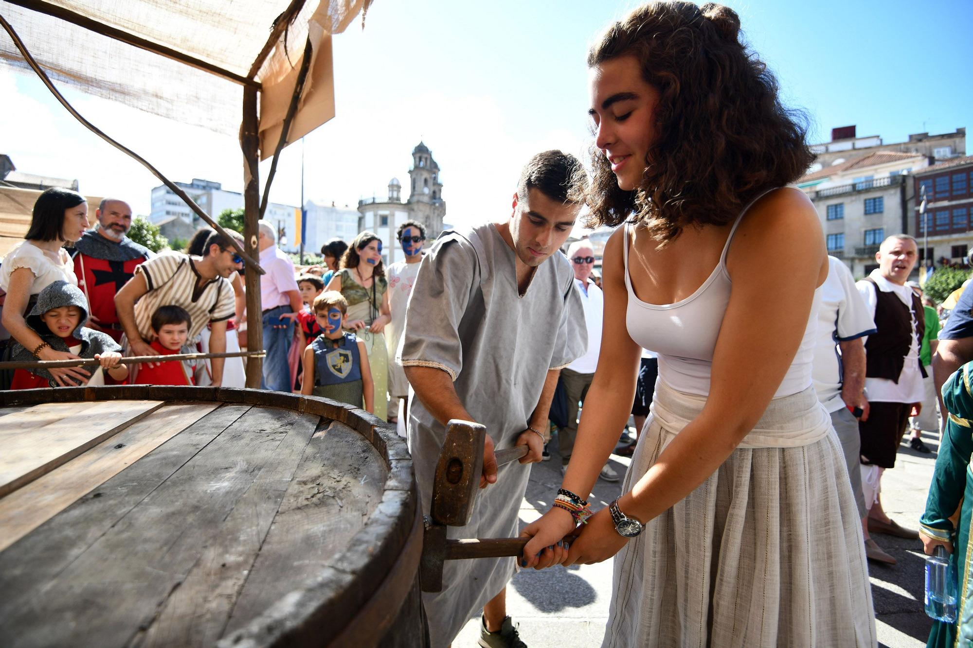 Cortesanos, bufones, damas y caballeros celebran el retorno de su señor: la Feira Franca anima Pontevedra