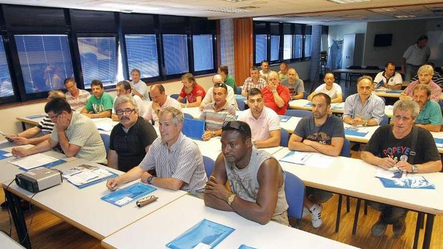 Tripulantes de la flota de arrastre, ayer en la jornada de Sospesca en Vigo.